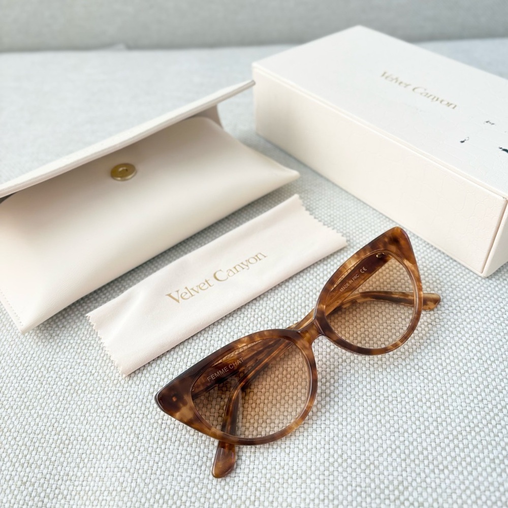 velvet canyon femme chat - tan tort sunglasses - NWT
